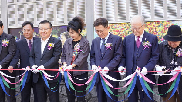  서울씨티교회 본당에서 ‘그림이 있는 서울 둘레길’ 오픈식 개최를 위한 커팅식