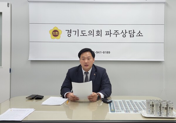 고준호 경기도의원이 20일 파주 야당동 사무실에서 기자회견을 하고있다.