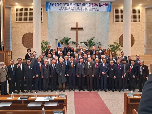 예배후 인천기독교총연합장로회(인기총)임원과 기관장,  국회의원들과의 단체사진