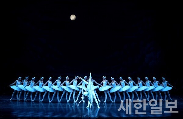 사진, 백조의 호수, 1막2장_백조 파드되 ⓒ Universal Ballet _photo by Kyoungjin Kim