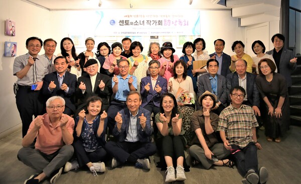 7월 23일 오후 서울 서대문구 창천동 파파 카페 갤러리에서 열린 2023 여름 시 낭독회에서 참가자들이 기념사진을 찍고 있다.