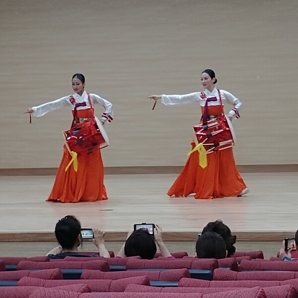 아천 효문화예술제에서 전통 춤을 공연하고 있다.