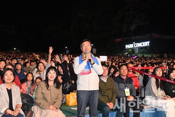 사진, 신상진 성남시장, 1만여 명의 시민과 함께 가을밤