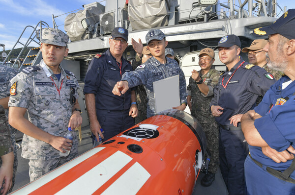 다국간 기뢰전훈련을 앞둔 지난 10월 18일 한국 해군 소해함 강경함의 작전관 김민영 중위(진)가 다국적 해군 장병들에게 훈련에 사용되는 무인기뢰처리기(MDV)에 대해 설명하고 있다.
