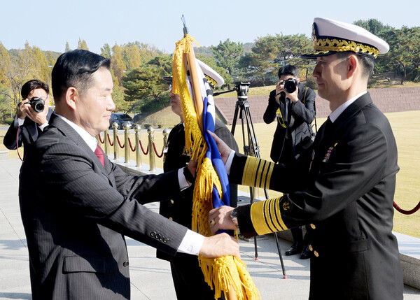 10월 31일, 충남 계룡대 대연병장에서 실시한 제36·37대 해군참모총장 이·취임식에서 신원식 국방부 장관이 양용모(오른쪽) 신임 해군참모총장에게 해군기를 이양하고 있다.