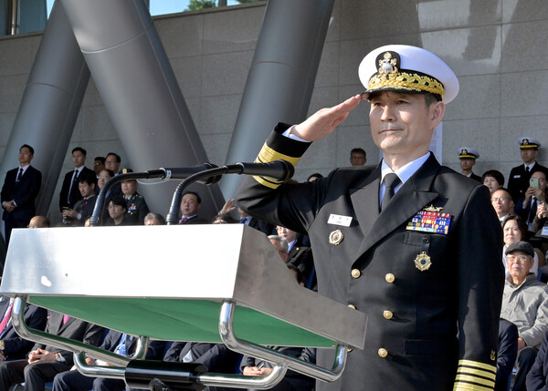 10월 31일, 충남 계룡대 대연병장에서 실시한 제36·37대 해군참모총장 이·취임식에서 양용모 신임 해군참모총장이 경례를 하고 있다.