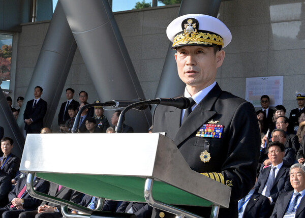 충남 계룡대 대연병장에서 실시한 제36·37대 해군참모총장 이·취임식에서 양용모 해군참모총장이 취임사를 하고 있다.
