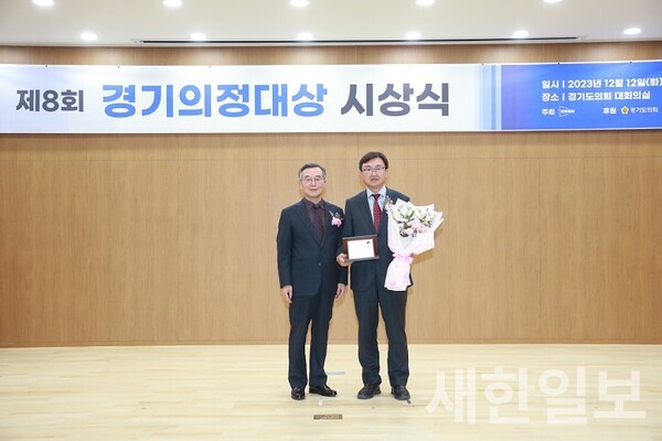 사진, 오른쪽 김하식 의장