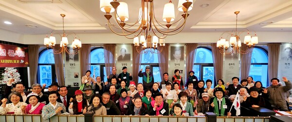 12월 23일 오후 서울 명동 외교구락부 카페에서 열린 ‘꽃뜰힐링시낭송원 2023년 송년콘서트’ 에 참가한 회원들이 기념사진을 찍고 있다.