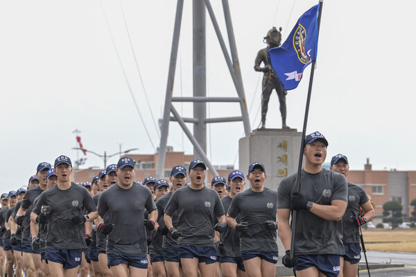 1월 18일 진해군항에서 실시된 해군 심해잠수사(SSU) 혹한기 훈련 중 심해잠수사들이 달리기를 하고 있다.