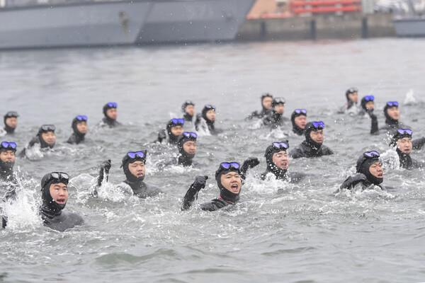  1월 18일 진해군항에서 실시된 해군 심해잠수사(SSU) 혹한기 훈련 중 물속에서 군가를 부르고 있다.