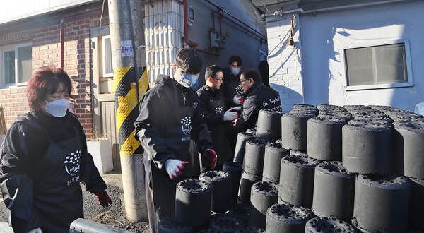 한전산업개발은 19일 경기도 동두천시 지역 내 에너지 취약가구에 자선봉사단 ‘더브릿지’와 함께 연탄나눔 행사에 참여하여 연탄을 배달했다.