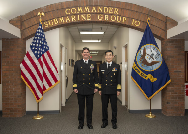 양용모 해군참모총장(오른쪽)이 미 제10잠수함전단장 토마스 뷰캐넌(Thomas Buchanan, 왼쪽) 준장으로부터 킹스 베이 미 해군 전략핵잠수함기지 방문을 환영 받으며 기념사진을 촬영하고 있다.
