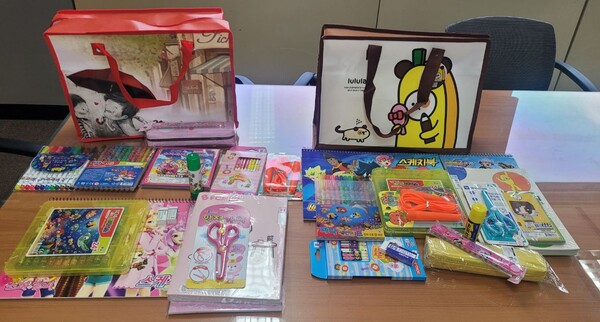  종로구(구청장 정문헌)가 초등학교 입학을 앞둔 드림스타트 사례관리 아동에게 책가방, 학용품을 선물했다.