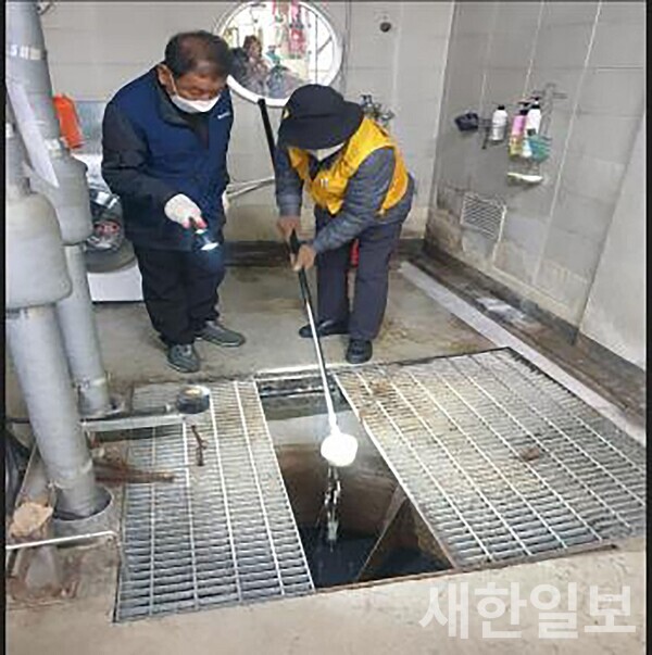 사진, 분당구보건소-성남지역 한 공동주택 지하 집수정에 모기 유충이 있는지 확인 작업 중이다