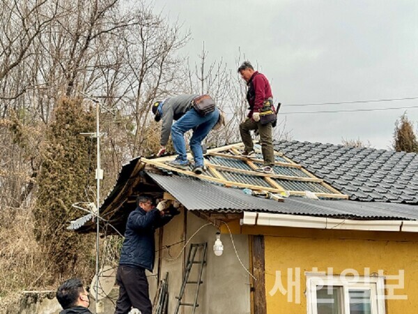 사진, 이천중앙라이온스클럽, 백사면 독거노인 지붕개량 봉사활동