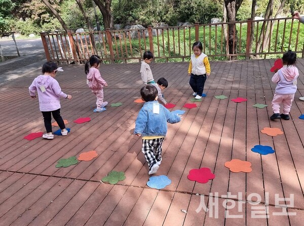 사진, 환경정책과-성남지역 어린이집 원아들이 판교숯내저류지에서 개미페로몬 놀이를 하고 있다