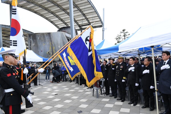 3월 26일 해군 2함대사령부에서 진행된 '제14주기 천안함 46용사 추모식'에서 참석자들이 국기에 대한 경례를 하고 있다.