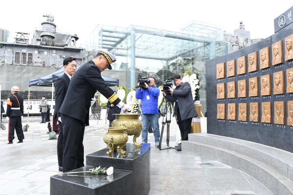 3월 26일 해군 2함대사령부에서 진행된 '제14주기 천안함 46용사 추모식'에서 김경철(소장) 2함대사령관이 분향하고 있다.