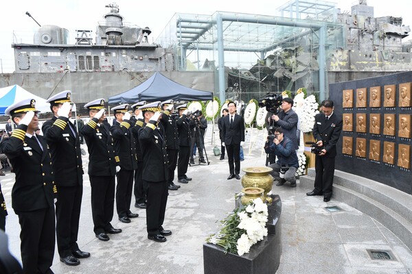 3월 26일 해군 2함대사령부에서 진행된 '제14주기 천안함 46용사 추모식'에서 2함대 주요 지휘관 및 참모들이 경례를 하고 있다.